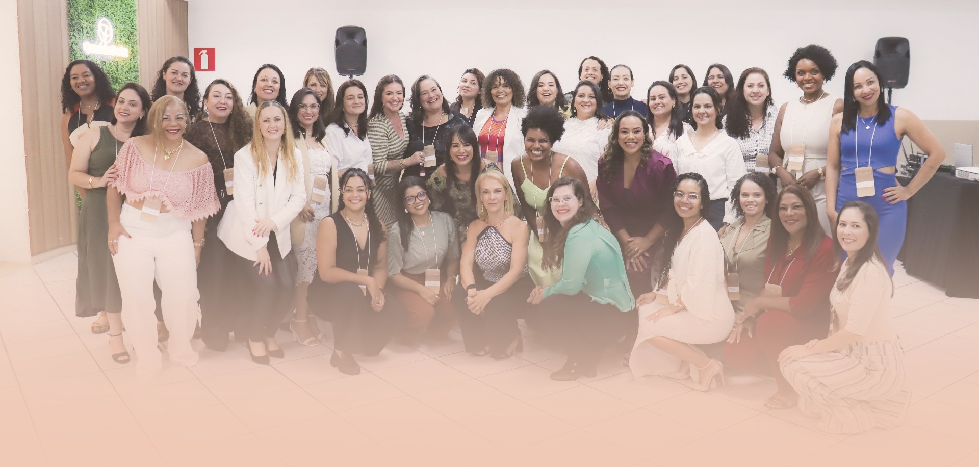 Mulheres empreendedoras networking em evento elegante